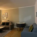Proche Chateau De Versailles Avec Balcon Vu Sur Une Foret Et Parking Gratuit Pour 5 Personnes Maximum