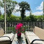 Proche Chateau De Versailles Avec Balcon Vu Sur Une Foret Et Parking Gratuit Pour 5 Personnes Maximum