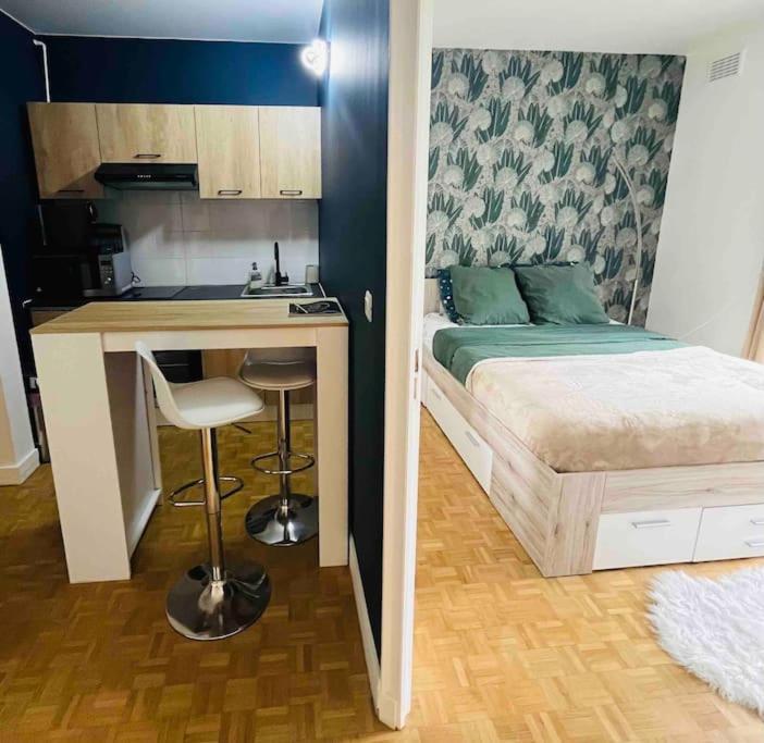 Proche Chateau De Avec Balcon Vu Sur Foret Et Parking Gratuit Pour 5 Personnes Maximum * Versailles