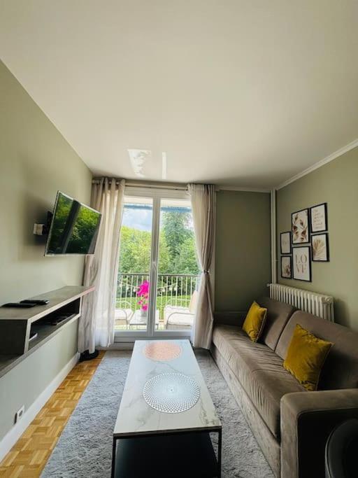 Proche Chateau De Avec Balcon Vu Sur Foret Et Parking Gratuit Pour 5 Personnes Maximum Appartamento Versailles